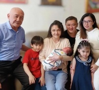 恭喜！香港知名男星三度升级当爸，圈外妻子平安产下三胎