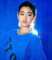 巩俐罕见现身时尚秀，保养得宜身材苗条，56岁真实状态曝光