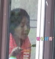 闫妮素颜吃路边摊！大口吃羊肉串接地气，打扮低调皮肤显黑