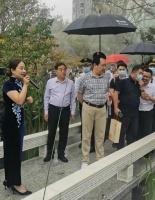 70岁唐国强现身看房，由专人打伞惹争议，经纪人出面回应