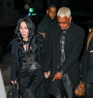 76岁雪儿官宣小40岁男友，网友辣评：一个不像76岁，一个不像36岁