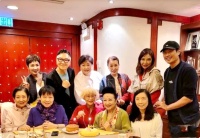 林青霞过生日很低调，富婆陈曼娜庆生超豪华，众星云集在高级餐厅