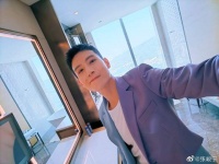 张峻宁直播，西装造型帅出新高度，自拍与他拍之间差了一个太平洋