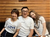 马伊琍坐轮椅就医，独自拄拐离开，面容憔悴，网传新欢不在，令人心酸