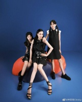 香港性感女星直播带货！与老公售卖女士内裤，男方行为略显尴尬