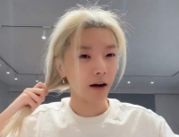 32岁华晨宇在家剪头发，素颜出镜状态不佳，脸色煞白难看令人担忧