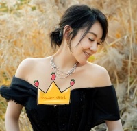 51岁闫妮拍证件照被偶遇，素颜黑黄老态尽显，引起网友热议