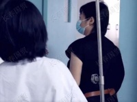 久未露面的女星袁立现身医院做公益，50岁身材发福显老态