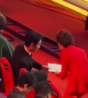 央视海霞找朱一龙签名！弯腰送纸笔显谦虚，男方急忙起身十分恭敬