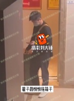 欧阳娜娜疑似恋情曝光！与翟子路甜蜜同居4天，男方光膀子倒垃圾