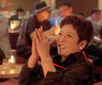 向太戴鸽子蛋酒吧嗨玩！73岁向华强酒量不小，台上飙歌引全场尖叫