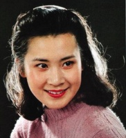 她是第一届金鹰奖最佳女主角，一双与众不同的大眼睛令观众难忘