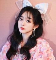 又一女星恋情疑曝光！与男方相差9岁，疑似圈内高颜值偶像