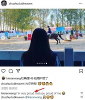 朱珠带女儿陪老公参加马术比赛，晒全家福表白王昀佳：为你骄傲