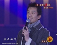 央视最帅主持人近照曝光，53岁身材消瘦染满头白发，网友认不出