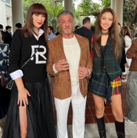 任达华18岁爱女近照曝光，遗传妈妈好基因，身材高挑气质出众