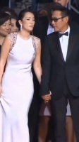 陈道明与巩俐一起牵手走红毯，不需要浓妆艳抹，也不需要太漂亮……