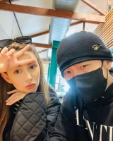 周杰伦夫妇一大早吃早餐享受独处，分享夫妻俩合影，引起网友热议