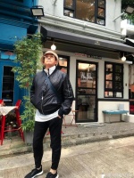 72岁谭咏麟大冷天不忘耍帅，脸上没有丝毫皱纹，肚子大到像皮球！