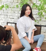 女星柳岩现身贵阳公园，跳搓脸比心舞活力十足，引起网友热议