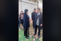 69岁濮存昕现身马场引围观！打扮儒雅身姿挺拔，与咏梅兴奋热聊