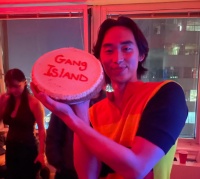 林依轮儿子放飞自我！将外国女友扣怀里摸腰，女方不穿内衣惹争议