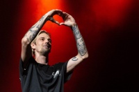 34岁知名歌手亚伦去世，孩子才刚满一岁，哥哥是后街男孩尼克卡特