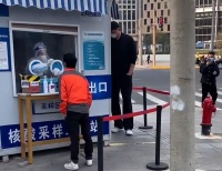 姚明在街头做核酸被偶遇，手插裤兜大肚腩挺起，怒吼偷拍者惹争议