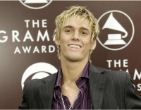 知名歌手被发现浴缸中身亡，年仅34岁