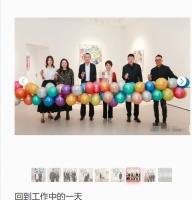 奚梦瑶夫妇带子女看展，合影站边角高出一大截，婆婆抱孙女好宠溺