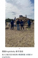 baby带儿子参加亲子活动，和素人妈妈打成一片毫无架子，小海绵趴稻谷上不怕脏