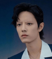 当男星眉毛被P掉后，王一博毫无影响，看到千玺：民政局见