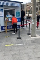 姚明检测核酸被网友偶遇，单手插兜身材发福，怒斥偷拍者引热议