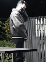 努力地回想墨镜丢在哪里