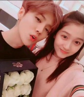 曝鹿晗关晓彤领证，相关话题登上热搜，韩媒称两人春节后公布消息