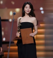 雷佳音感觉不太高兴，猜测有三个原因，凯丽站在台上应该了解