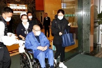 李嘉诚比刘銮雄大23岁，如今前者精神奕奕，后者夏天还得穿长袖
