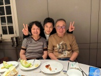 黄晓明晒照为爸爸庆生，一家人长得十分神似，巨大寿桃超抢镜