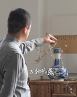 李亚鹏罕晒一家三口合影！对小女儿嘟嘴卖萌，娇妻抱娃打扮太酷帅