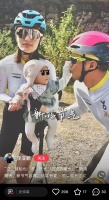 51岁李亚鹏罕见晒一家三口合照曝光新生女儿，小19岁二婚娇妻穿骑行服秀身材，曾是超模冠军