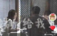 张继科携女友与朋友聚餐，吃饭只顾自己无互动，网友：可惜景甜了