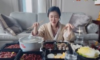 田朴珺素颜坐地上吃火锅！一口一块牛肉太豪迈，用塑料餐具接地气