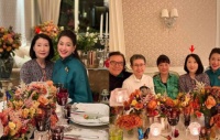 洪金宝前妻罕露面，出众气质不输现任，打扮朴素生活低调
