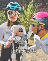 李亚鹏晒出一家三口合照，老婆女儿罕露脸，妹妹与李嫣模样神似