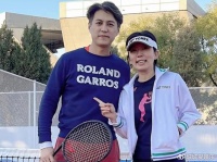 45岁靳东近照不敢认！头发半白眼神沧桑，昔日男神变大叔尽显老态