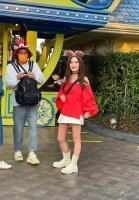 温碧霞迪士尼游玩被拍！衣服是少女的衣服，容貌可是老年妇女吧！