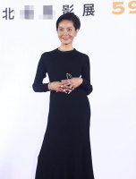 55岁女神倪淑君罕见露面！穿运动鞋身材消瘦，网友直呼：认不出来