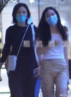 李亚鹏一边带娃玩，一边卖豪宅带货，直播晒李嫣照片流量暴涨