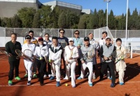 45岁靳东打网球被偶遇，满头白发看上去像老人，身体状况令人担忧