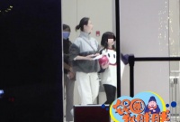 左小青带娃出门聚餐被拍！11岁女儿身材高挑，五官精致大长腿吸睛